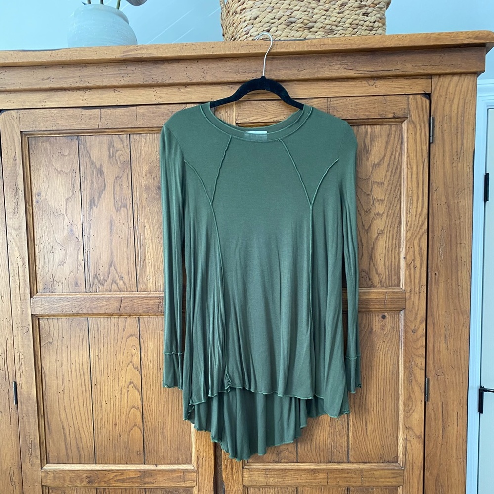 Like new army green Insider long sleeve ruffle hemmed detailed top!